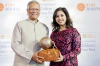 Yunus hands over International Children's Peace Prize to 16 year old environmental activist at the Hague Yunus hands over International Children's Peace Prize to 16 year old environmental activist at the Hague